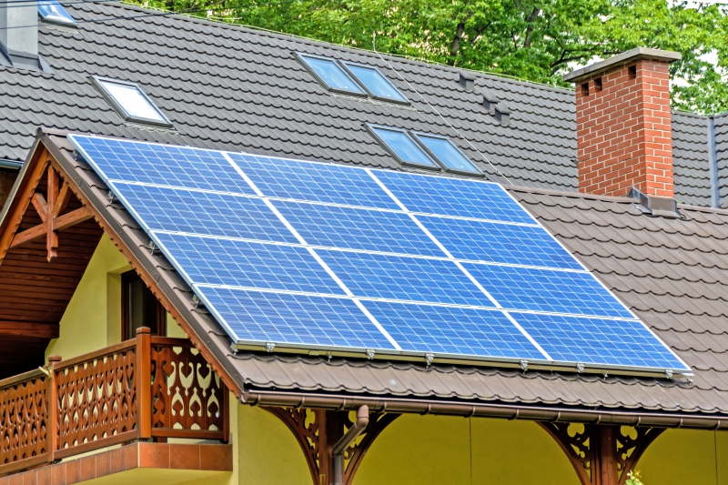 chauffagiste-AIGUINES-min_solar-panels-1477987